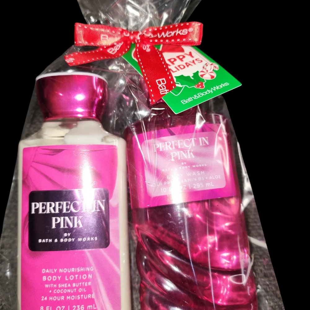 BATH AND  BODY WORKS WOMENS BUNDLE. - Picture 2 of 3
